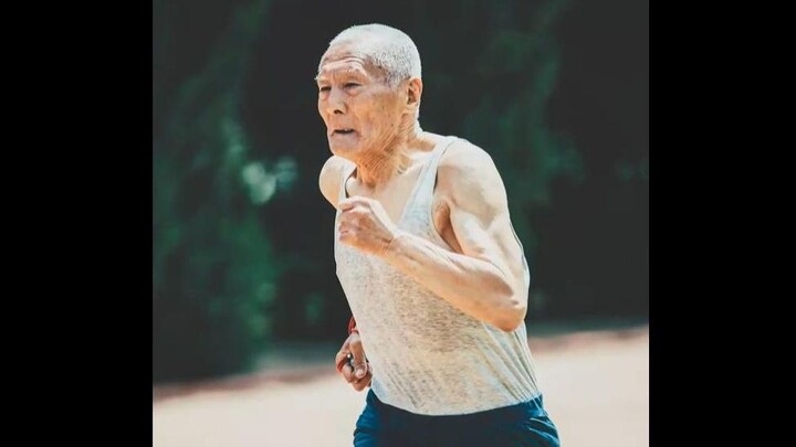 คุณลุงวัย 82 ปีวิ่ง 400 เมตรในเวลาแค่ 80 วินาที ใครกล้ามาดวลกับเขาไหม?