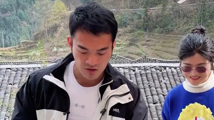 Chị gái Lý Vĩ Cương lần đầu lộ diện, đúng là một mỹ nhân!