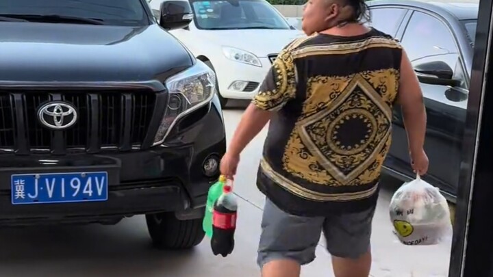 Liangzi baru saja membeli dua porsi ayam hot pot dan satu botol besar Coca-Cola serta Sprite