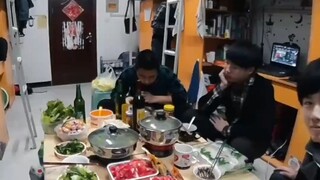 قبل اثنتَ عشرة سنة، في ليلة عادية، كان الشاب وزميله في السكن يحتسيان الكؤوس في الغرفة، ويتحدثان عن ا