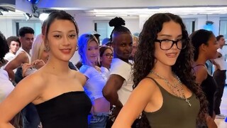 ارقص مع EYEKONS على أغنية «milkshake» في استوديو الرقص GAP