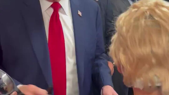 Những người ủng hộ trẻ tuổi đã bật khóc trong cuộc gặp với Tổng thống Trump! ❤️