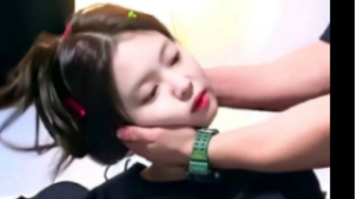 JENNIE sedang mengurut tulang, Pak Guru, apakah Anda memang tidak terpesona oleh kelucuannya?
