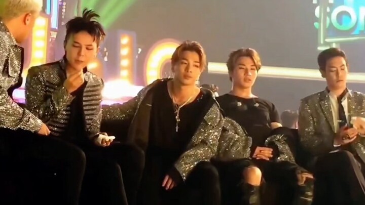 【BIGBANG】“ตอนนั้นเขาก็ยืนรอรับรางวัลอยู่ด้านล่าง ไม่ต้องบอกก็รู้ว่าคนข้างๆ ต้องเก็บที่นั่งไว้ให้เขา 