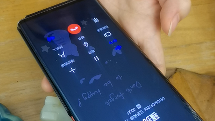 Gue sendiri yang nelpon malah nggak bisa nyelipin kata[tv_bingung][tv_bingung]