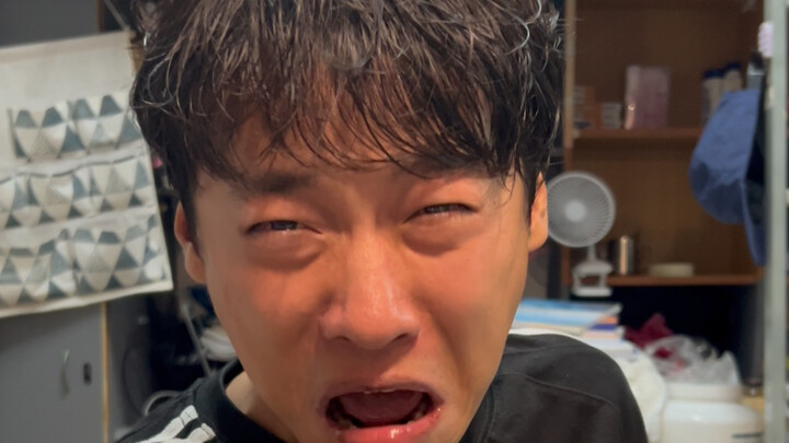 أغنّي "We Will Rock You" بفمٍ مليء بعصير البرقوق الأخضر!