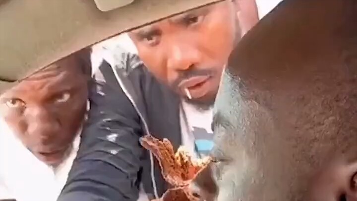 Mari kita lihat bagaimana orang Afrika menjual kebab, siapa lagi yang menjualnya dengan cara ini~