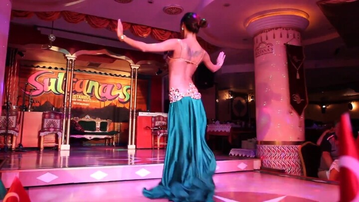 Belly dancer sister Didem Kinali