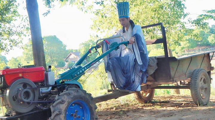 “Chen Benbuyi mengendarai traktor.”