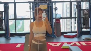 嘻嘻首次在健身房拍摄健身视频～