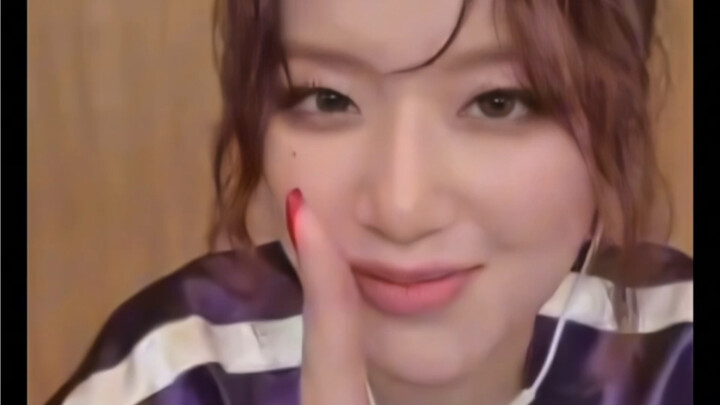 [Ye Shuhua] She really puts her heart into the autograph session, but it’s just way too slow and way