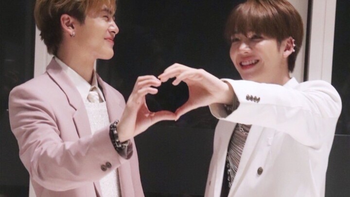 【الكرة الأرضية الصغيرة لسانتا】 تعالوا نرى الفرق في أسلوب الرقص بين الحبيبين الصغيرين