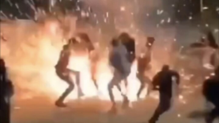 مشاهدة الألعاب النارية جعلت الجمهور يشعر بالحيرة والارتباك.