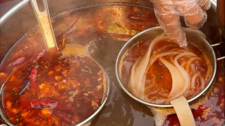 Phở chua cay lẩu chỉ 8 tệ một suất trên đường phố Trùng Khánh, chua chua cay cay ngon tuyệt!