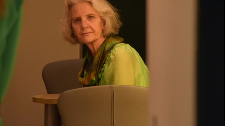 Nenek dari luar negeri ini padu-padankan warna hijau dengan sangat memukau! Begitu anggun!