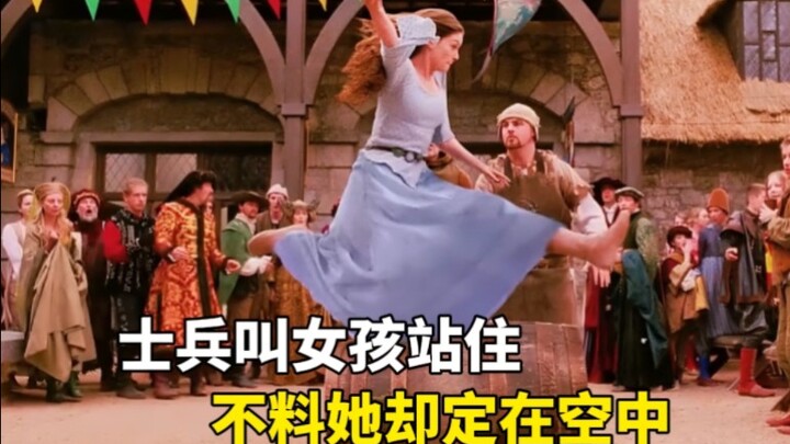 Prajurit memerintahkan gadis itu untuk berhenti, namun ia justru terbang melayang di udara tanpa ber