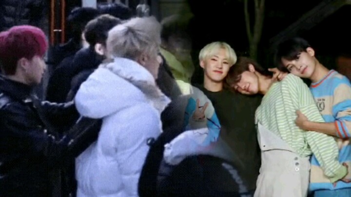 【เซเวนทีน】เมื่อหนาวก็มุดเข้าไปในอ้อมแขนของพี่ๆ อย่างหมิงโฮ~ ชอบดูเหล่าหนุ่มขนฟูแนบชิดกันมาก