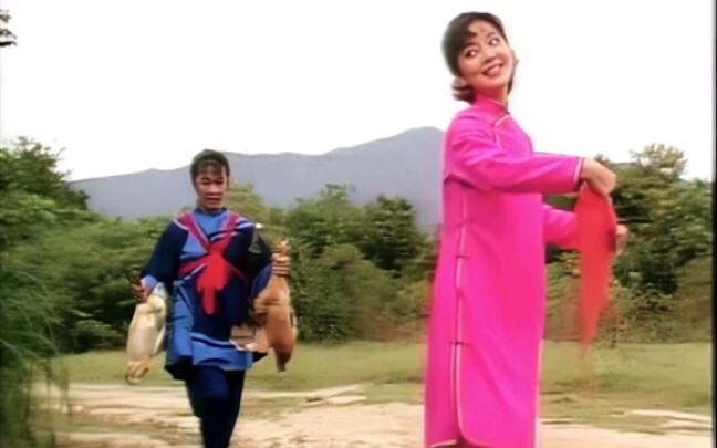 Teresa Teng and Sam Hui’s performance of “Returning to My Maiden Home” is hilarious!