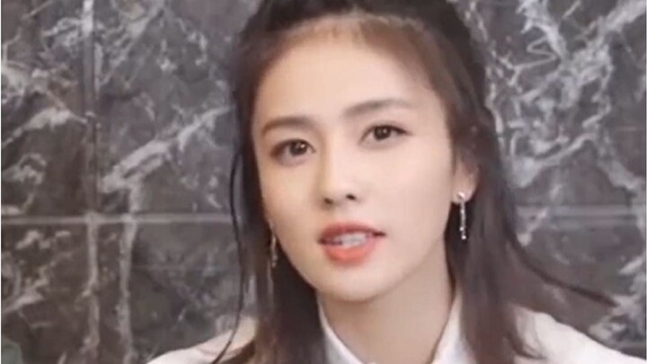 Bai Lu has totally nailed the “fangirl” vibe—let me ask you: is the scent of fandom stronger, or the