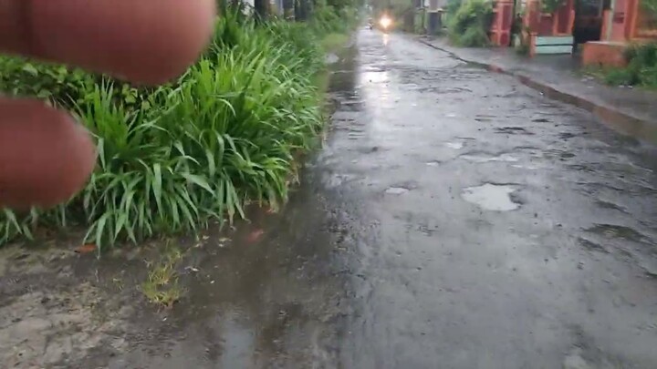JALAN BASAH SETELAH HUJAN