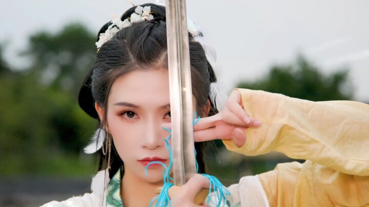 The beauty knows martial arts, who can resist her? But she can split herself into two
