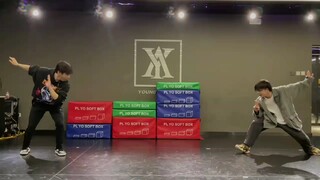 هان يو ووانغ تشن يي يرقصان ويستمتعان باللعب