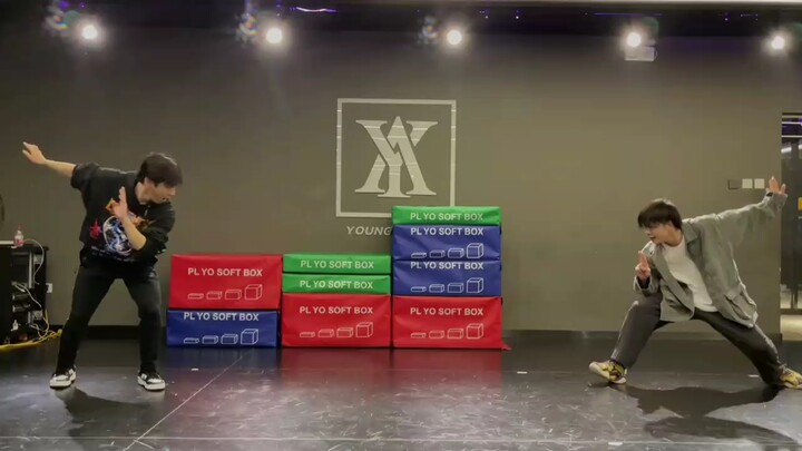 هان يو ووانغ تشن يي يرقصان ويستمتعان باللعب