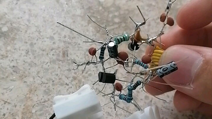 Homemade super-regenerative FM radio receives clear broadcasts
