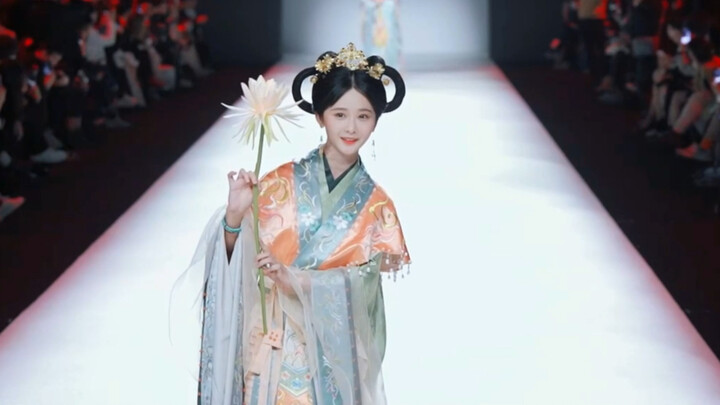 [Yang Fuyu] I was the shortest model in the whole show, and then I pretended to be very confident an