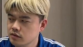 Ada orang yang membaca cerita, ada orang yang melihat ke cermin