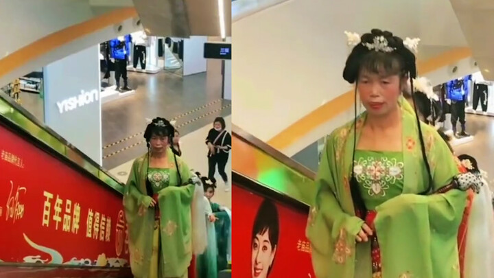 ชายหนุ่มพบ “เซียนกู” ถึง 9 ท่านโดยบังเอิญในซูเปอร์มาร์เก็ต ทั้งหมดแต่งกายด้วยชุดฮั่นฝูเดินทางอย่างสง