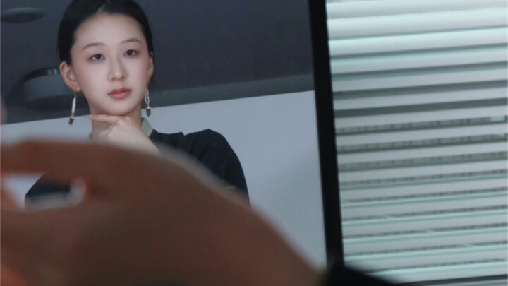 الرداء الأسود الطويل جميل جدًا أيضًا!