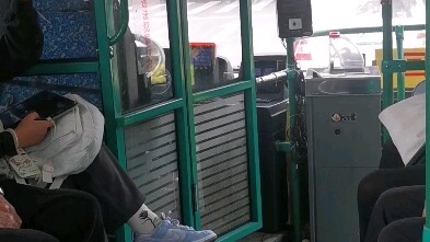 Bagaimana sopir bus melakukan serah terima shift?