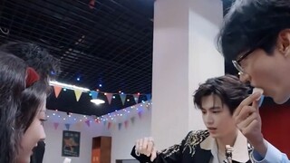 Dilireba trêu chọc mọi người bằng sữa chua nổi mụn!
