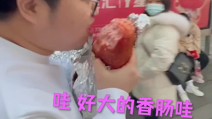 Ngày thứ năm khám phá quán, thử thách món xúc xích nướng lớn nhất toàn mạng