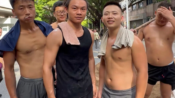 Xiao Lang menantang dirinya sendiri untuk sehari penuh memikul bangunan dan memindahkan batu bata, s