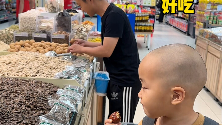 Lại được ăn táo đỏ ở siêu thị rồi!