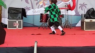 Cosplayer Kid memerankan Kamado Tanjuro dengan Hinokami Kaguranya..