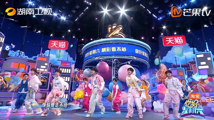 Landing Youth hi6 opening walking on the road suddenly received a happy invitation