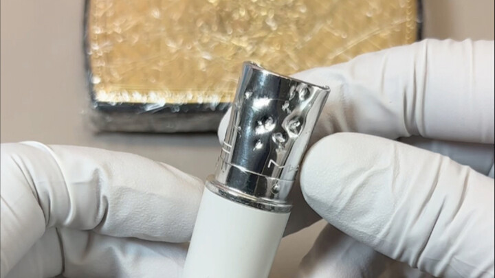 Entahlah, gigitanku sangat kuat.