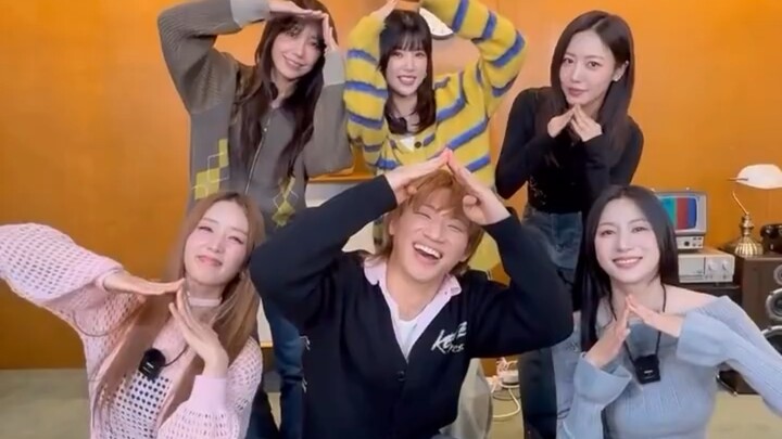 Apink kembali menari lagu Nonono, LUV, dan Mr. Chu! Kembalinya membuat para penggemar berteriak hist