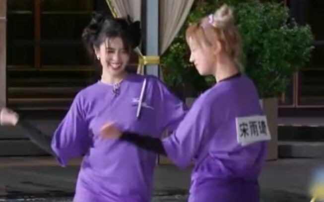 [Benben 11] Bailu Yuqi dances in sync on the water