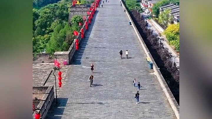 Đi hết 14 km trên thành cổ Tây An mất 4 giờ; khi mua vé lên tham quan, bạn sẽ nhận ra không phải muố
