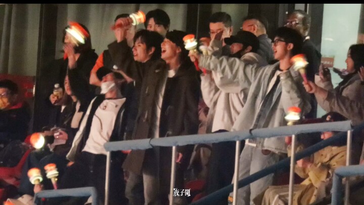 Beberapa kakak beradik sedang bermain ribut, sementara orang tua mereka tertawa.