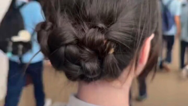 Saat masih sekolah, aku suka menata rambut dengan sanggul bunga yang mengembang!!!