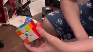 Eiichiro Oda showed the editor a one-minute video of himself solving a Rubik's Cube with his left ha