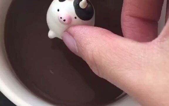 This super-cute, adorable pet-themed meringue makes you feel so good just by floating it on your cof