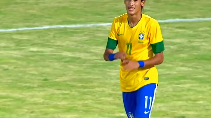 Đội tuyển quốc gia Trung Quốc thua 0–8, nhưng cô nàng xinh đẹp 19 tuổi giống Neymar