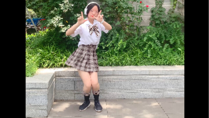 The Earth exploded!! Junior high school students perform a home dance in the park!