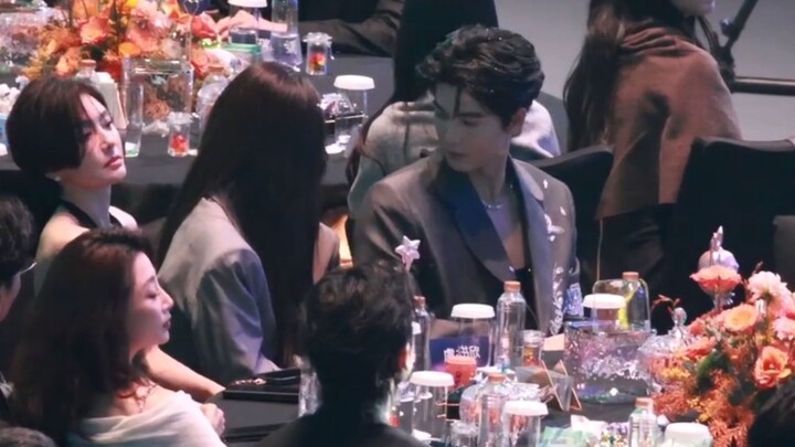 Lin Ziye came to chat with Yu Shuxin and Zhang Linghe cr: see watermark